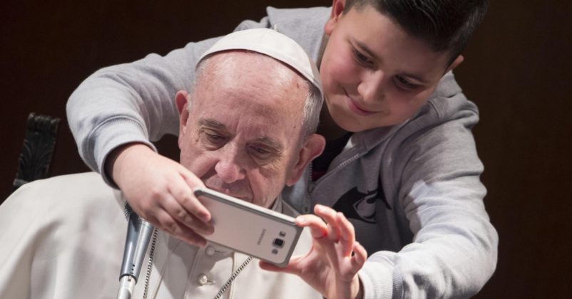 Ferenc pápa és a fiatalok (MTI)